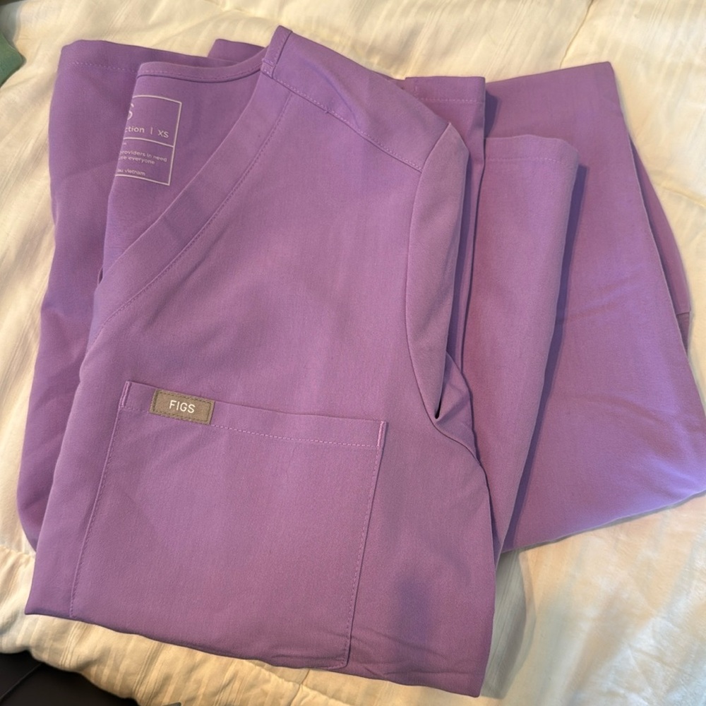 Figs lavender scrub set
